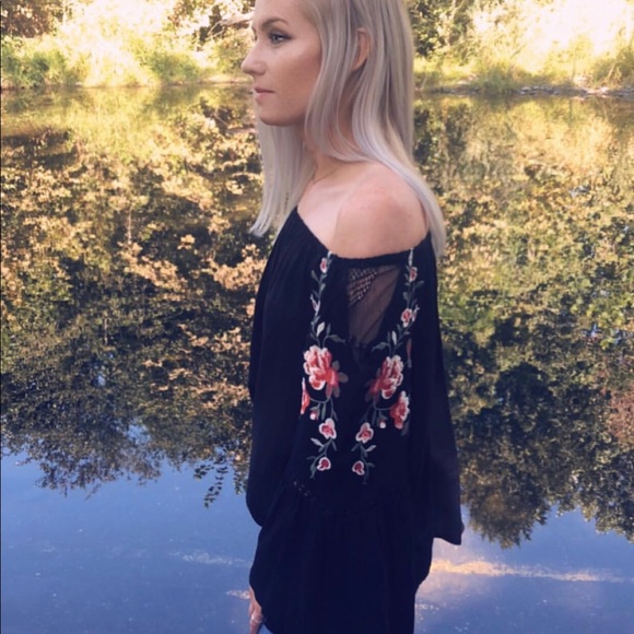 Off shoulder floral embroidered bell sleeve top - Picture 5 of 5